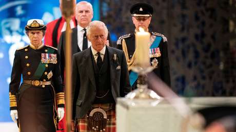 Despiden a unos 100 empleados de Carlos III durante la ceremonia religiosa en honor a la reina