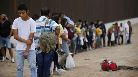 Captan el momento en el que decenas de migrantes cruzan la frontera sur de EE.UU.