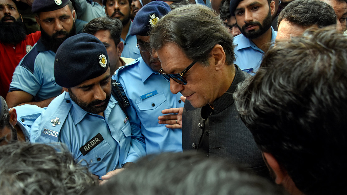 Emiten una orden de arresto contra el ex primer ministro pakistaní Imran Khan