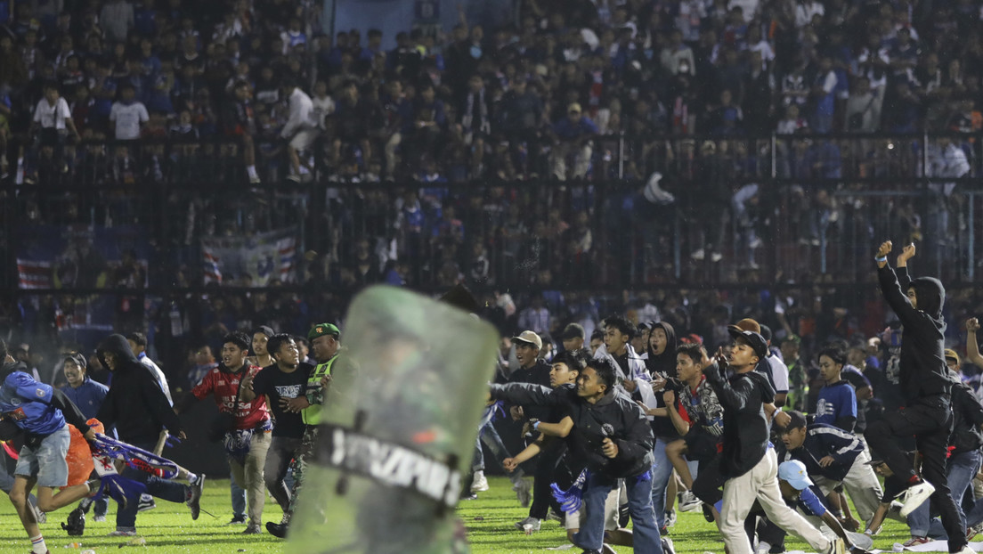 Tragedia en el estadio: más de 120 muertos entre disturbios tras un partido de fútbol en Indonesia (VIDEOS, FOTOS)