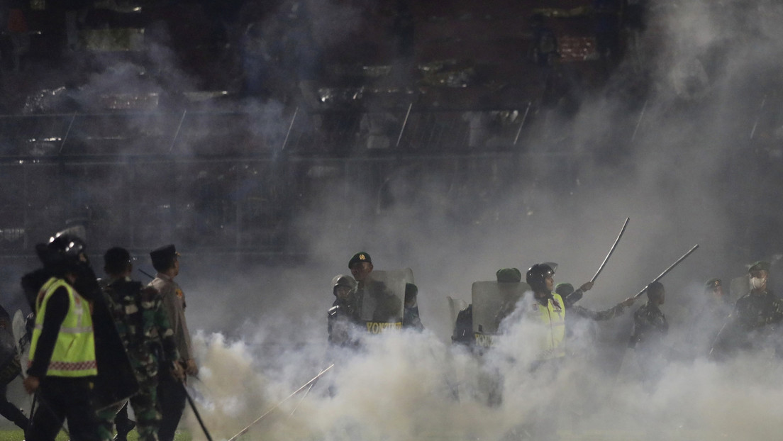 "La Policía se extralimitó": Cuestionan el uso de gas lacrimógeno en la tragedia del estadio de fútbol en Indonesia
