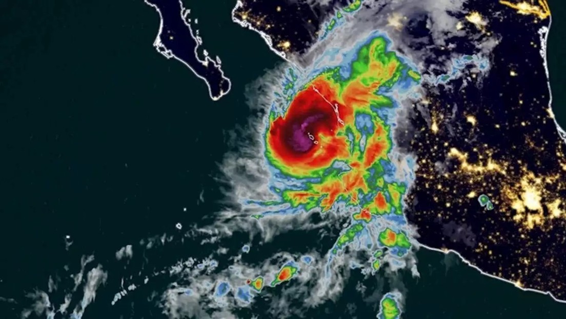 El huracán Orlene toca tierra en México