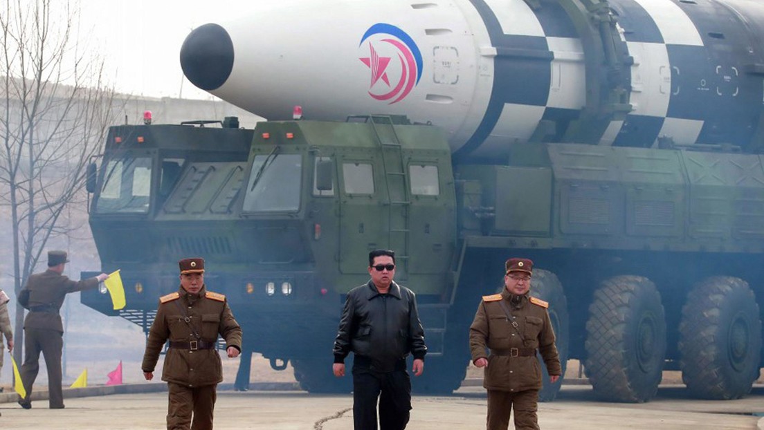 Corea del Norte lanza un misil balístico que sobrevuela Japón y cae al mar  - RT
