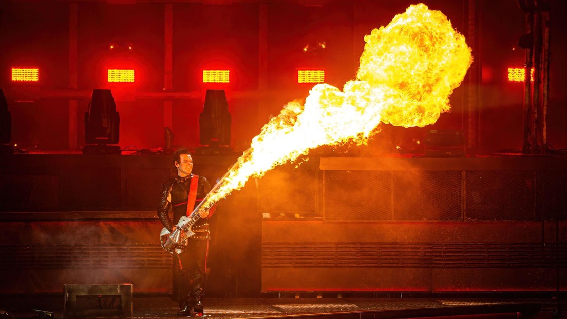 VIDEO: Guitarrista de Rammstein sorprende al tocar 'Du Hast' en pleno centro de la Ciudad de México