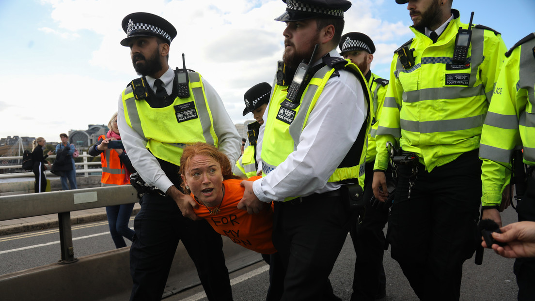 VIDEO: Entrevistan a una activista mientras la Policía se la lleva en volandas en una protesta