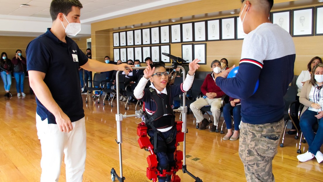 Llega a México el primer exoesqueleto portátil que permite caminar a los niños con parálisis cerebral