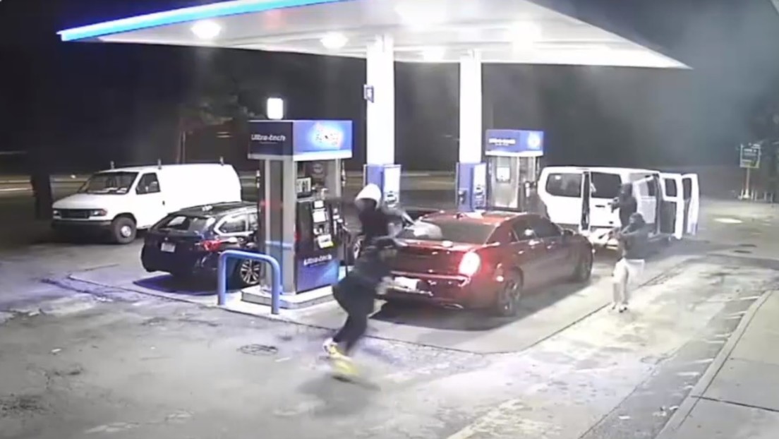VIDEO: Encapuchados con rifles y pistolas protagonizan impresionante robo de un coche de lujo en EE.UU.