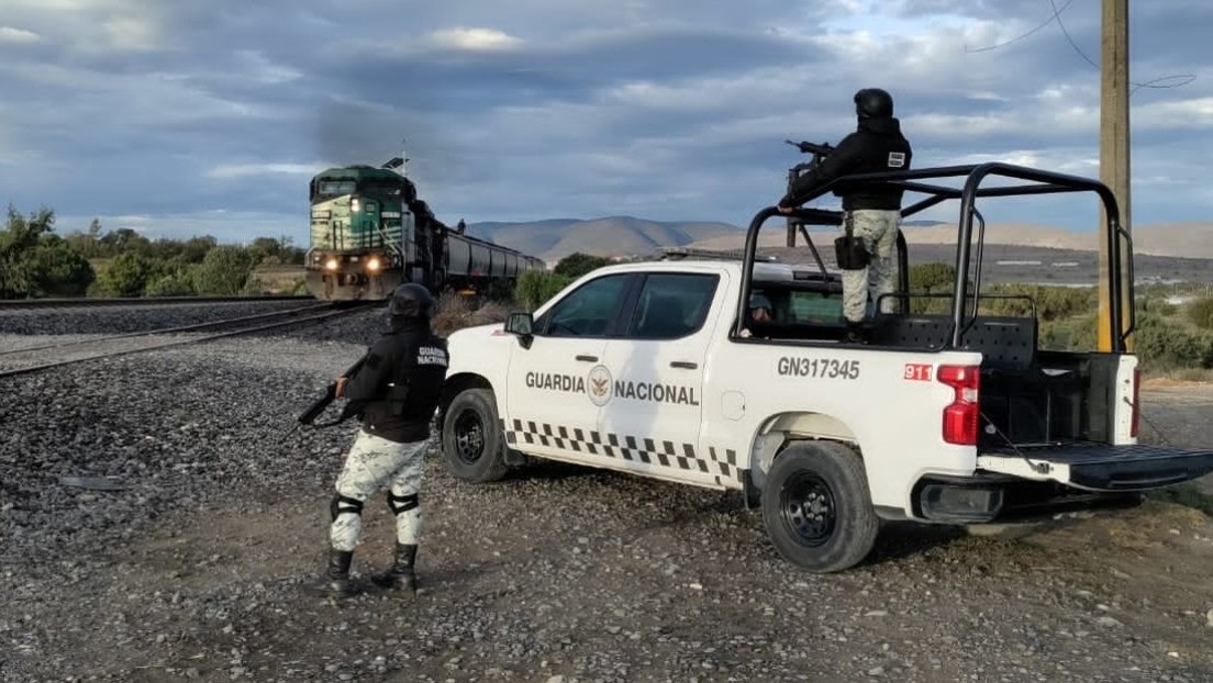 La Guardia Nacional de México investiga al agente que disparó su rifle al aire desde un automóvil