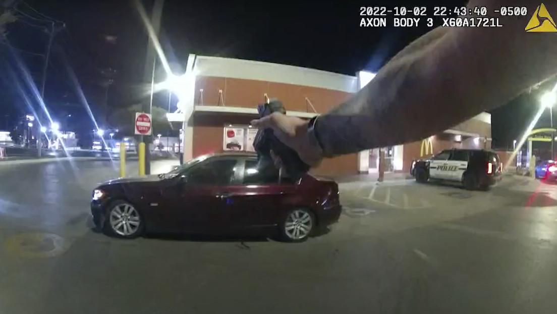 Despiden a un policía de EE.UU. por disparar a un adolescente mientras comía en un estacionamiento de McDonald's (VIDEO)