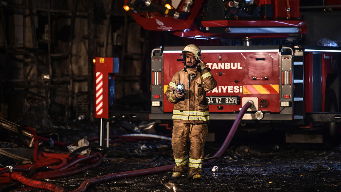 VIDEOS: Un fuerte incendio en un edificio residencial de 24 plantas en Turquía