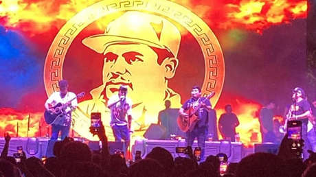 Un cantante desató una ola de indignación en México en medio de un histórico acto