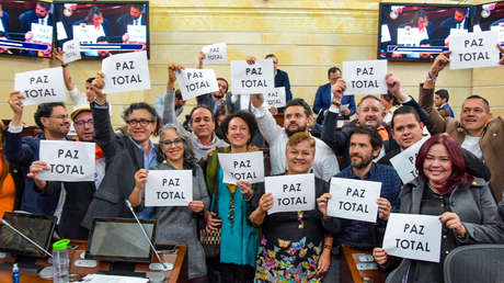 El plan de 'paz total' de Petro avanza en Colombia: comisiones del Congreso aprueban una prórroga clave en primera discusión