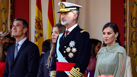 Pedro Sánchez hace esperar al rey de España en el desfile de la Fiesta Nacional y es abucheado a su llegada (VIDEO)