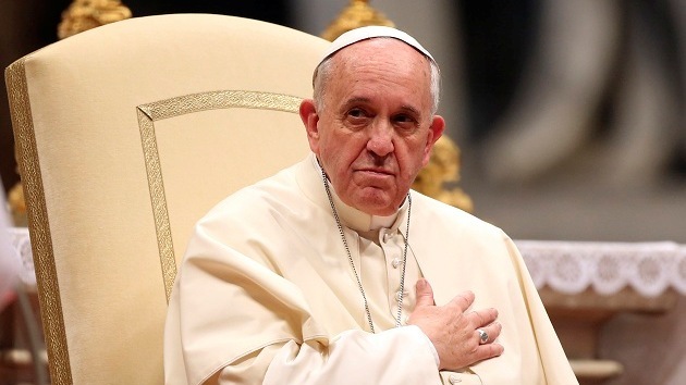 El papa Francisco dice que es ofensivo pintarle como Superman