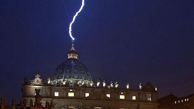 ¿Una señal de Dios? Un rayo golpea el Vaticano el día de la renuncia de Benedicto XVI
