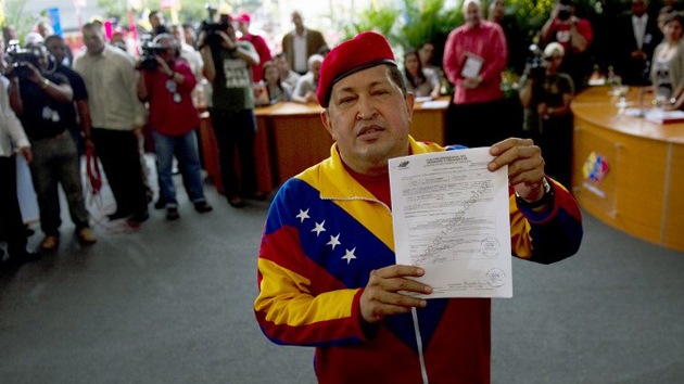 Chávez se registra oficialmente como candidato presidencial de Venezuela