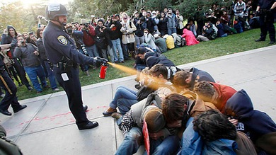 EE.UU.: Compensan por daños psíquicos al expolicía que agredió con gas pimienta