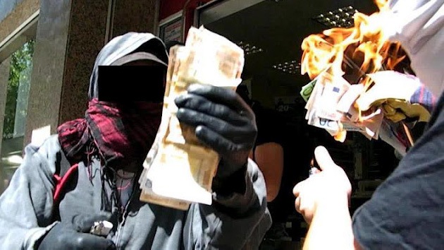 Video: Anarquistas griegos queman el dinero que robaron