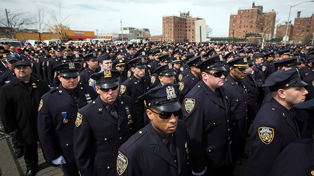 La Policía de Nueva York cae en su Red: Piden fotos de 'polis buenos' y las suben de abusos