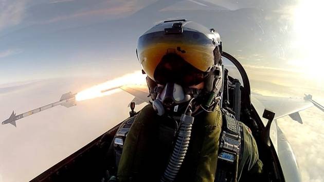 El 'selfie' más destructivo: un piloto se fotografía mientras lanza misiles