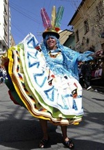 Bolivia celebra la riqueza y opulencia de sus bailes folclóricos