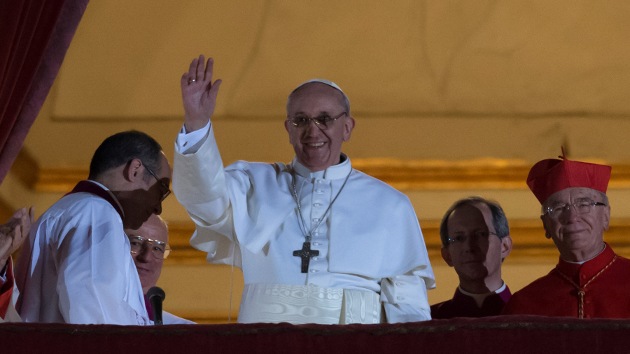 El nuevo papa Francisco empieza rompiendo las tradiciones igual que sus antecesores