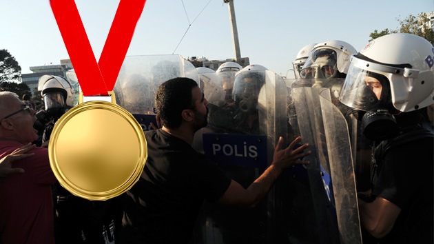 Condecoran a los policías turcos que mejor dispersaron protestas