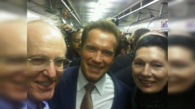 Schwarzenegger visita el metro de Moscú antes de ir a Skólkovo