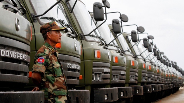 China proporciona camiones militares y uniformes al Ejército de Camboya