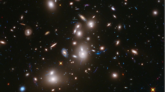 El Hubble capta una imagen de un cúmulo de cientos de galaxias desconocidas
