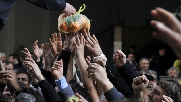 Fotos: Griegos desesperados forcejean para conseguir alimentos gratis