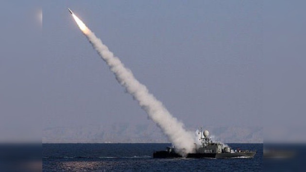 El duelo Irán-EE. UU. continúa: pruebas de misiles contra sanciones económicas