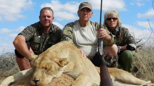 Tildan de "asesino repugnante" a un actor por publicar fotos matando leones