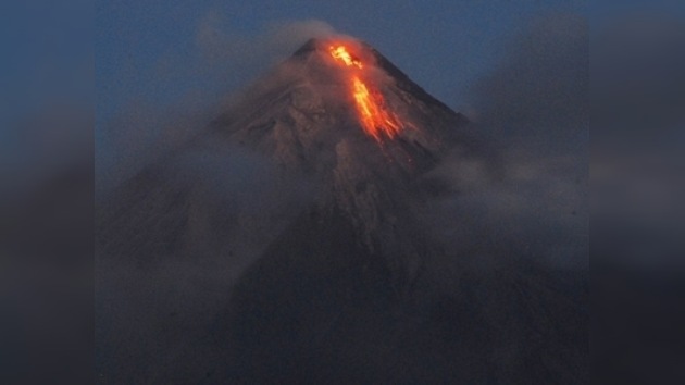 Evacuan a unos 50.000 filipinos por una posible erupción del Mayon
