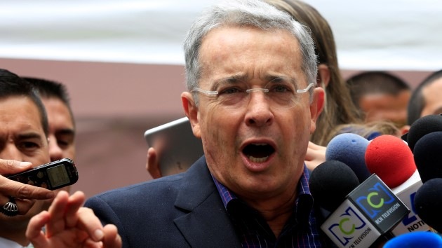 Un senador acusa a Uribe de narcotráfico y paramilitarismo