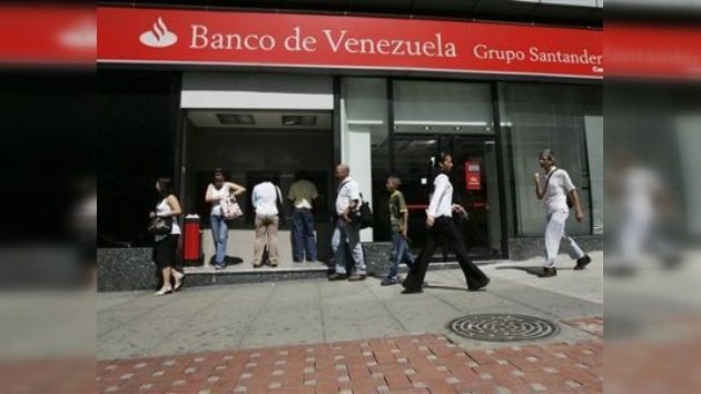 Venezuela interviene tres bancos y una cadena de supermercados