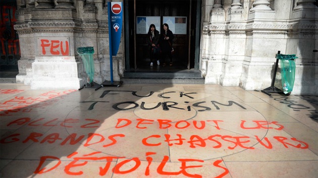 "¡Que le den al turismo!": vándalos atacan el Sagrado Corazón de París