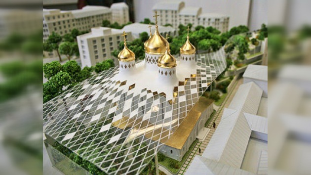Iglesia ortodoxa en París con techo de cristal y baterías solares