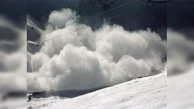 Avalancha sepultó a 5 personas en montañas 