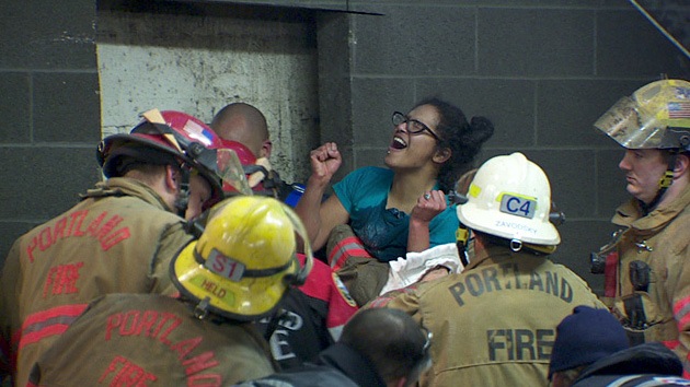 Fotos: Rescatan a una mujer atrapada entre dos edificios