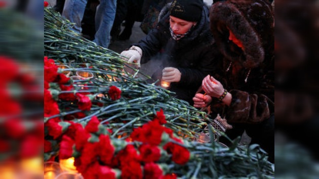 Centenas de personas se unieron para recordar a las víctimas de Domodédovo