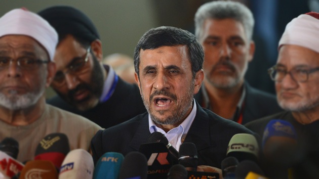 Detienen a un joven sirio que intentó agredir a Mahmud Ahmadineyad en El Cairo