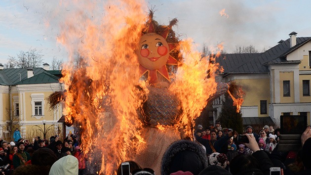 Máslenitsa, el 'carnaval' ruso que despide el frío con 'blinis', juegos y quema de muñecos