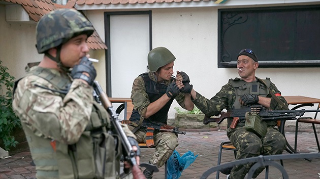 Soldados del Ejército ucraniano saquean en el este del país