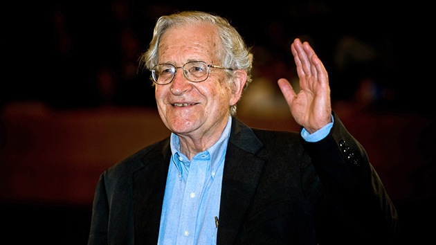 Chomsky desvela la naturaleza del temor al 'apocalipsis zombi' en EE.UU.