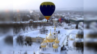 Globos en el cielo y manzanas en la nieve