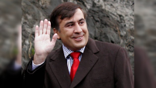 Saakashvili escuchó la crítica de la oposición parlamentaria riéndose
