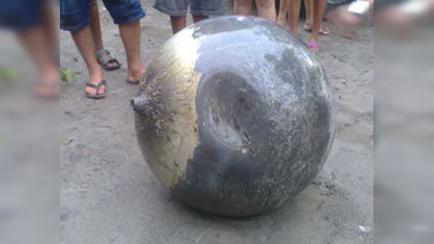 Un globo metálico caído del cielo sobresalta a una aldea brasileña