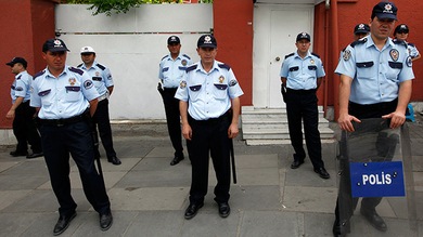 Turquía: Despiden a más de 700 policías por un escándalo de corrupción