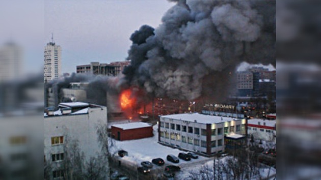 Gran incendio en centro comercial en Ufá, Rusia